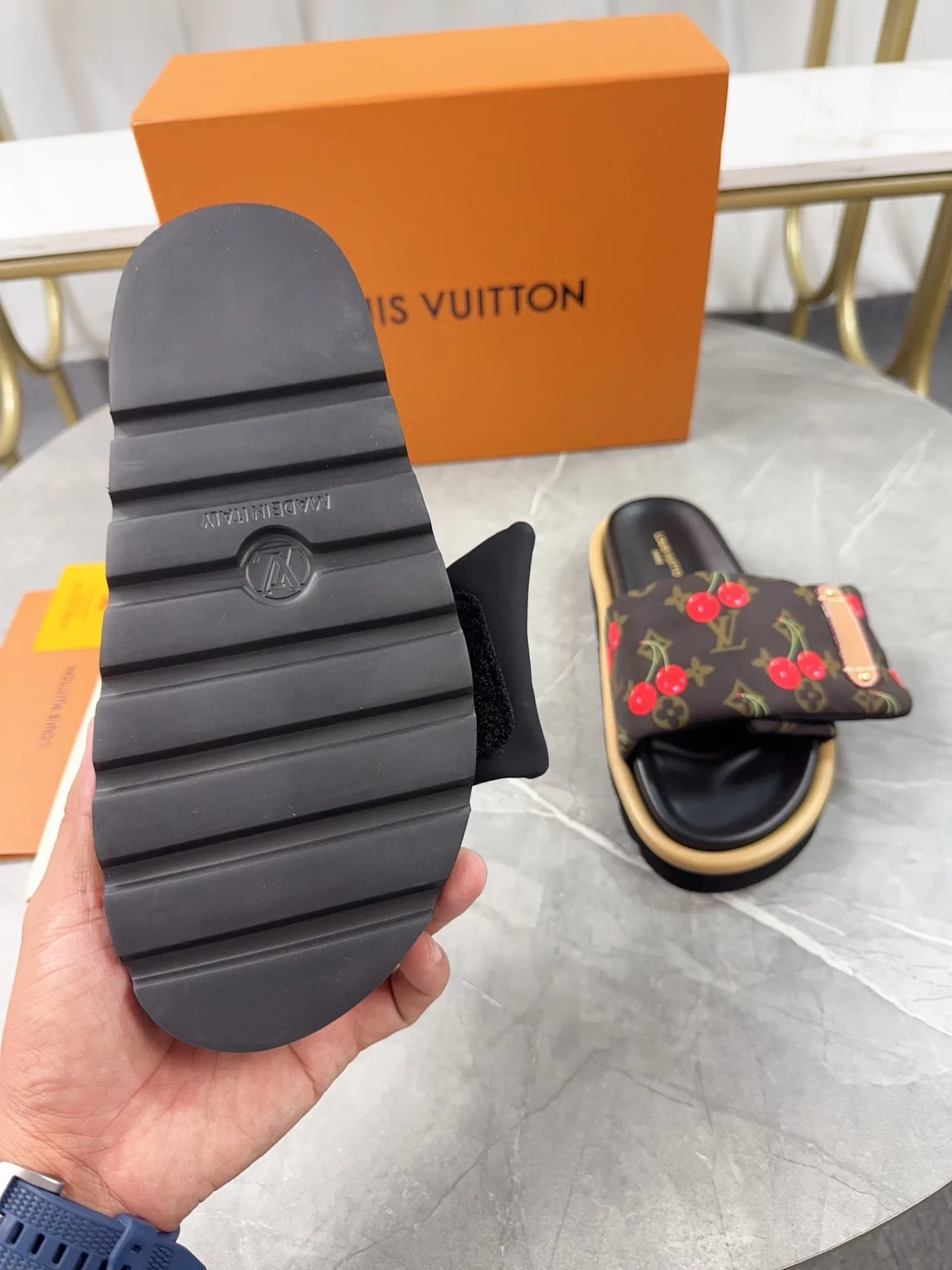 👟👟Ex-factory price 360👟👟 LV Donkey Brand L Family 2025 Hot Style Embossed Logo Embossed Sandals This Pool Pillow Comfort flat sandals are made of technical fabrics and use high-frequency embossing technology to reinterpret the Monogram pattern. Soft padded upper with adjustable Velcro, comfortable and tough insole adds harmonious colors ▪️Fabric: Original customized technical fabric ▪️Lining: soft sheepskin lining ▪️Sole: Original open-molded rubber foam outsole ▪️Size: 35-45